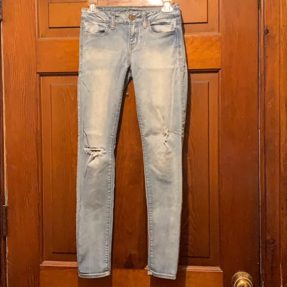 American Eagle lightwash destroyed jeggings